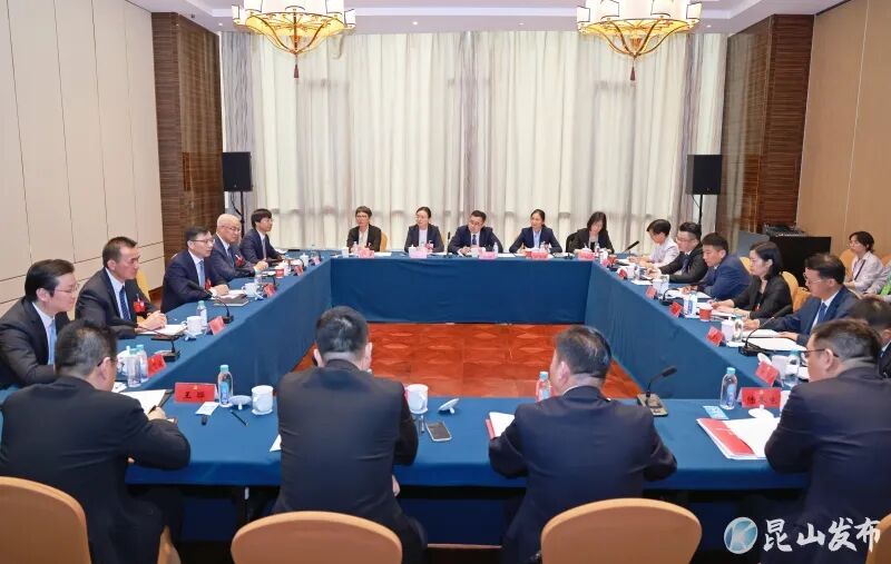 今天,陈丽艳范建青分别参加市第十五次党代会分组审议