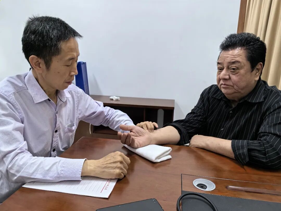 永不停歇的援疆路——记北京援疆医生贺保卫