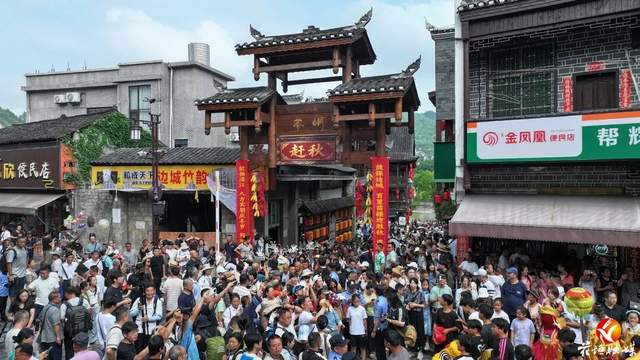 湖南湘西：苗族赶秋，人潮如海！