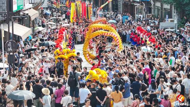 湖南湘西：苗族赶秋，人潮如海！