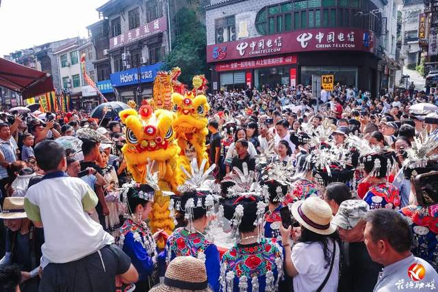 湖南湘西：苗族赶秋，人潮如海！