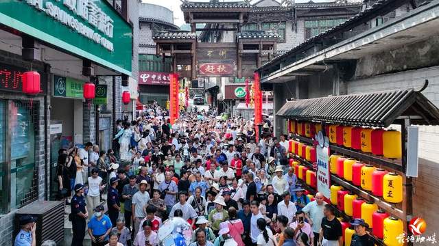 湖南湘西：苗族赶秋，人潮如海！