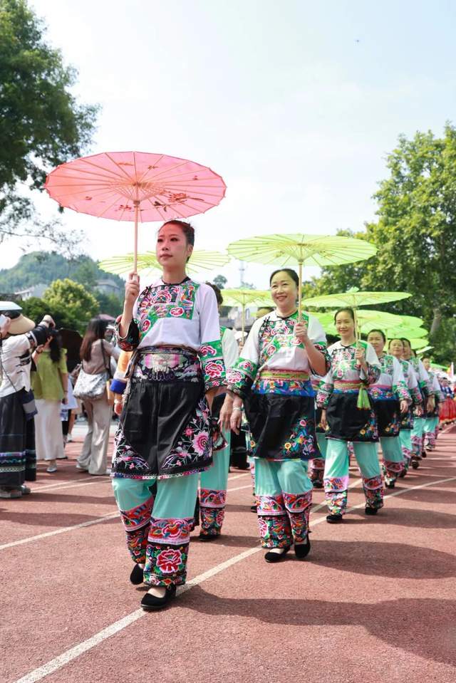 湖南湘西：苗族赶秋，人潮如海！