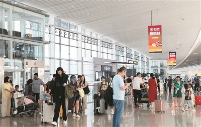 青岛暑运人气旺，“海陆空”客流连破纪录