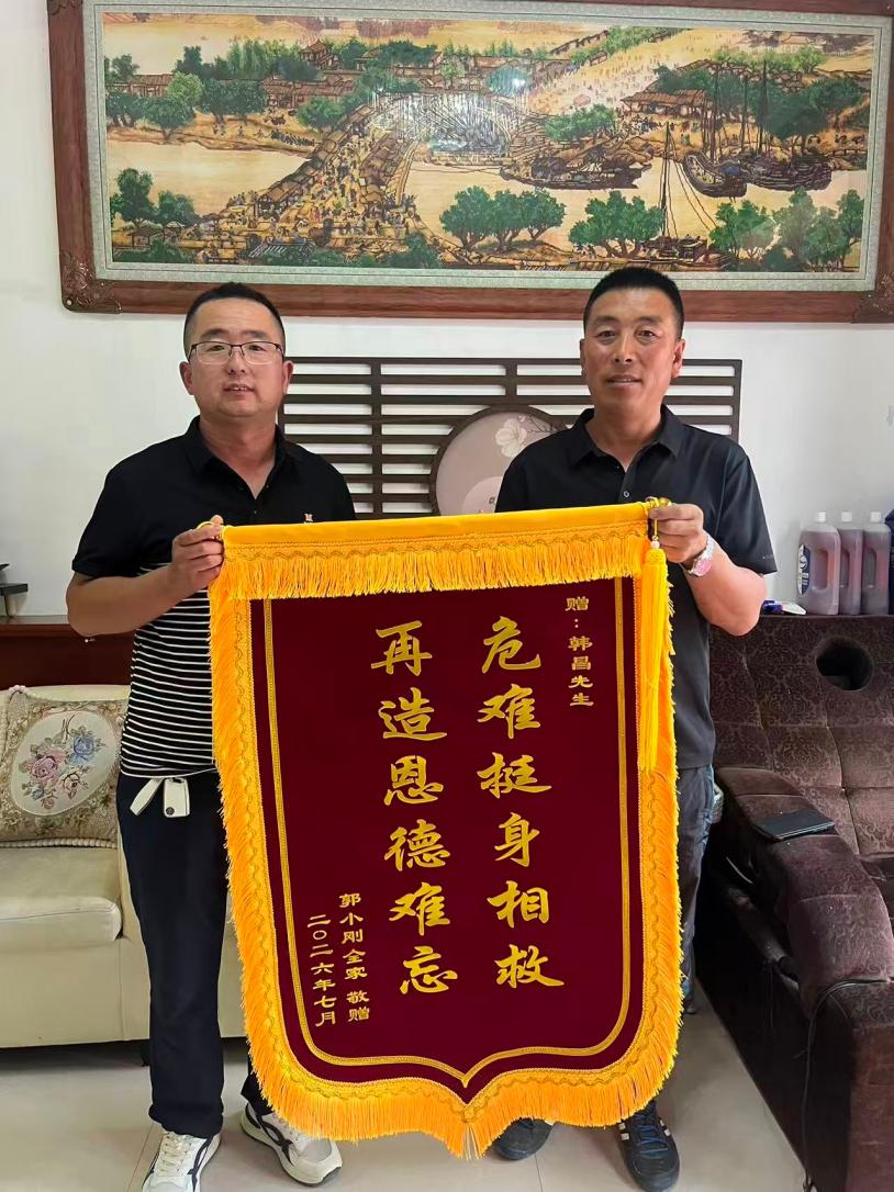 纵身一跃救生命，见义勇为显担当