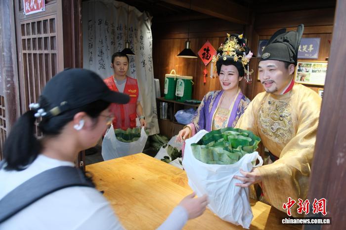 杭州西湖荷香限定“上岸” 荷叶莲蓬开启爱心义卖