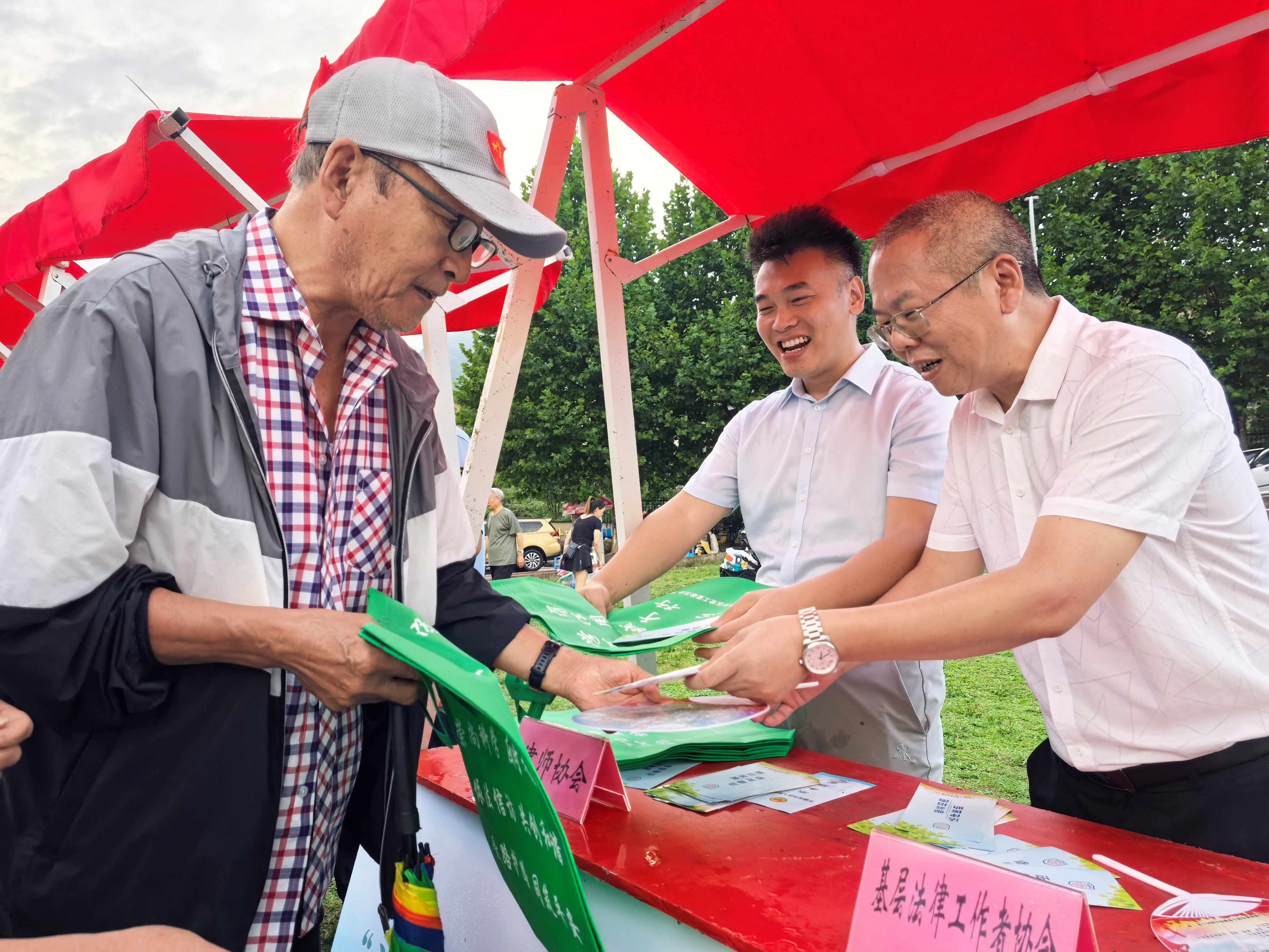 草坪观演、游戏学法……万盛这场“法润乡村”活动人气爆棚