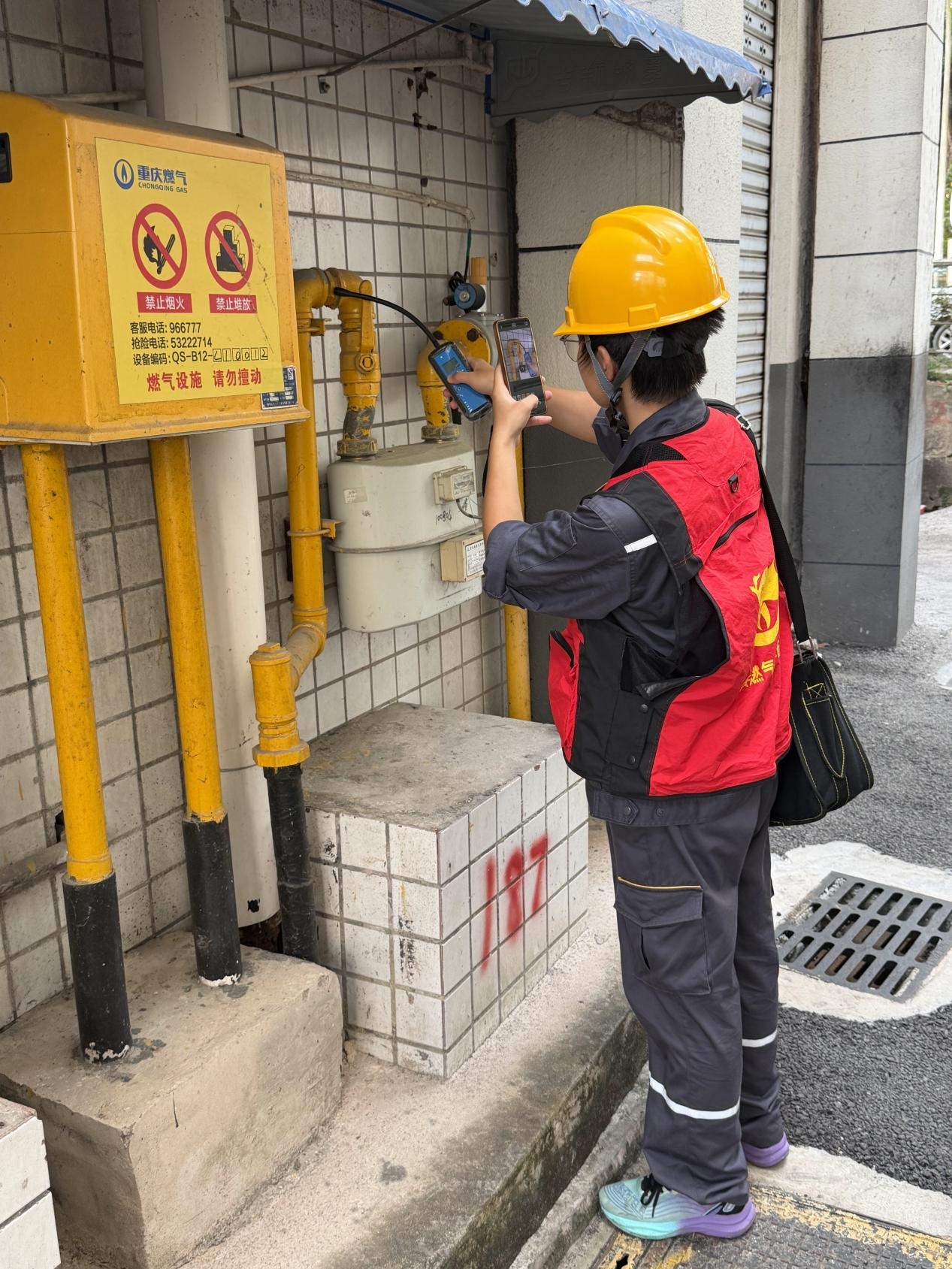 开学季来临，重庆燃气联合梁平“水电气讯”服务队开展校园燃气安全排查
