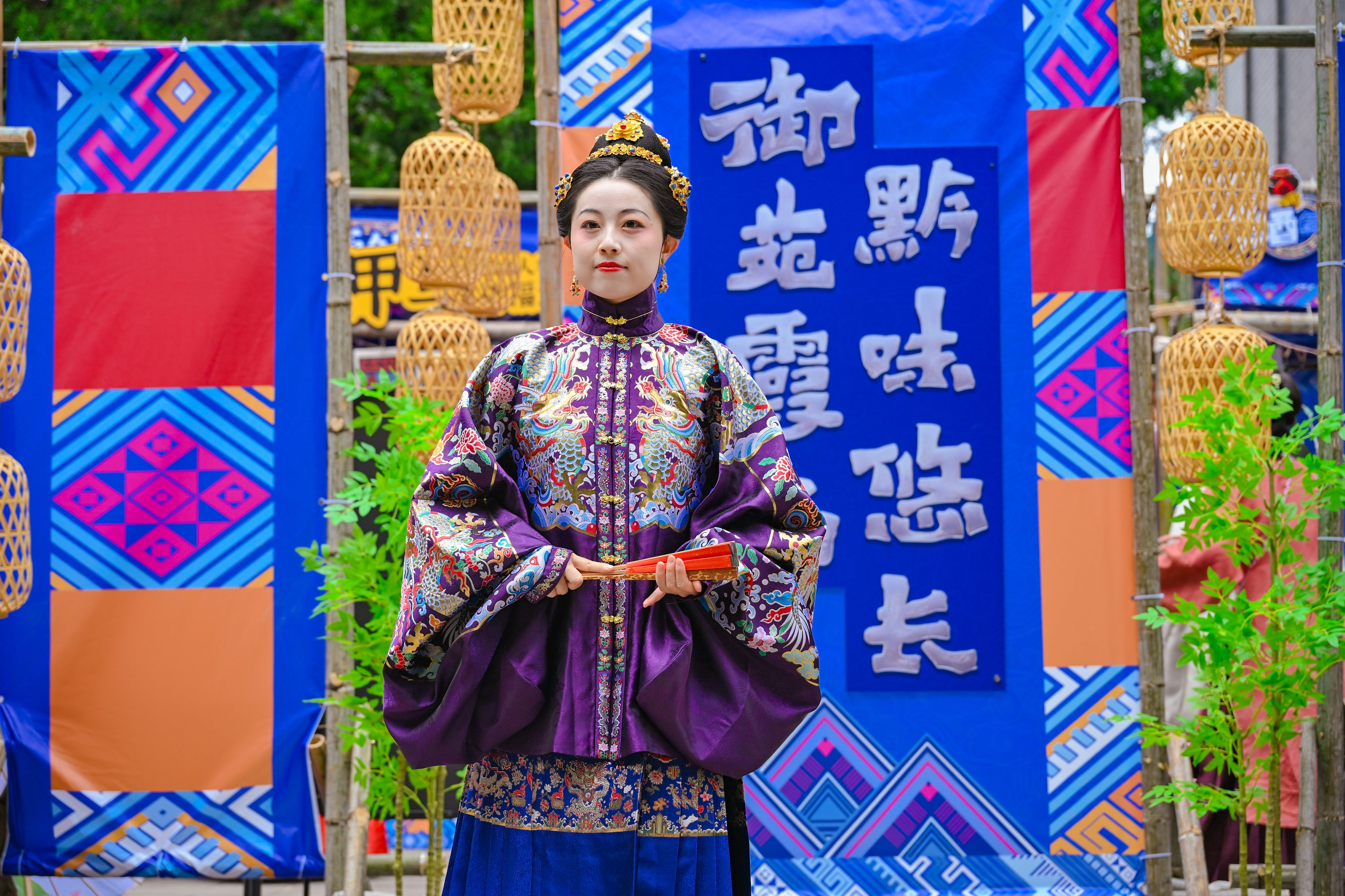 御苑霞光映荷韵 黔风非遗入京华——贵州非遗溯源国风市集在北京北海公园开幕