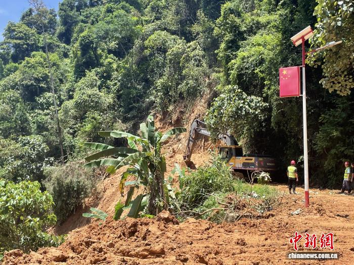 广西宁明县峙浪乡峙浪社区，挖掘机抢通道路。黄令妍 摄