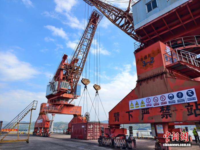 平陆运河通航在即 广西梧州蓄势“通江达海”新动能 图为梧州港区赤水港作业区现场。张广权 摄