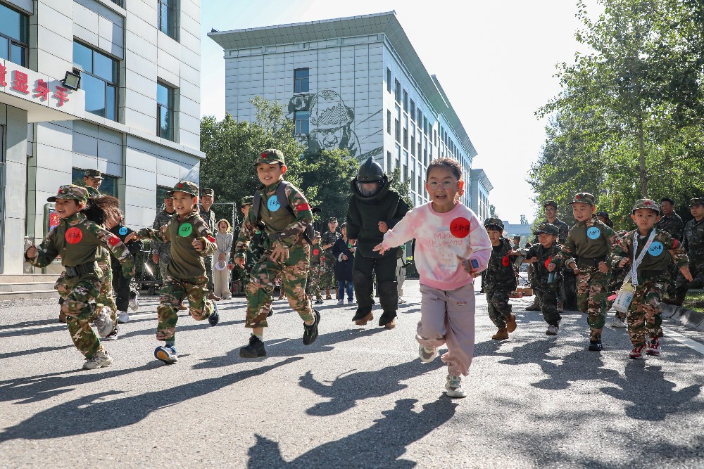 迷彩色的童年 不一样的假期——武警青海总队某支队组织开展军娃夏令营活动
