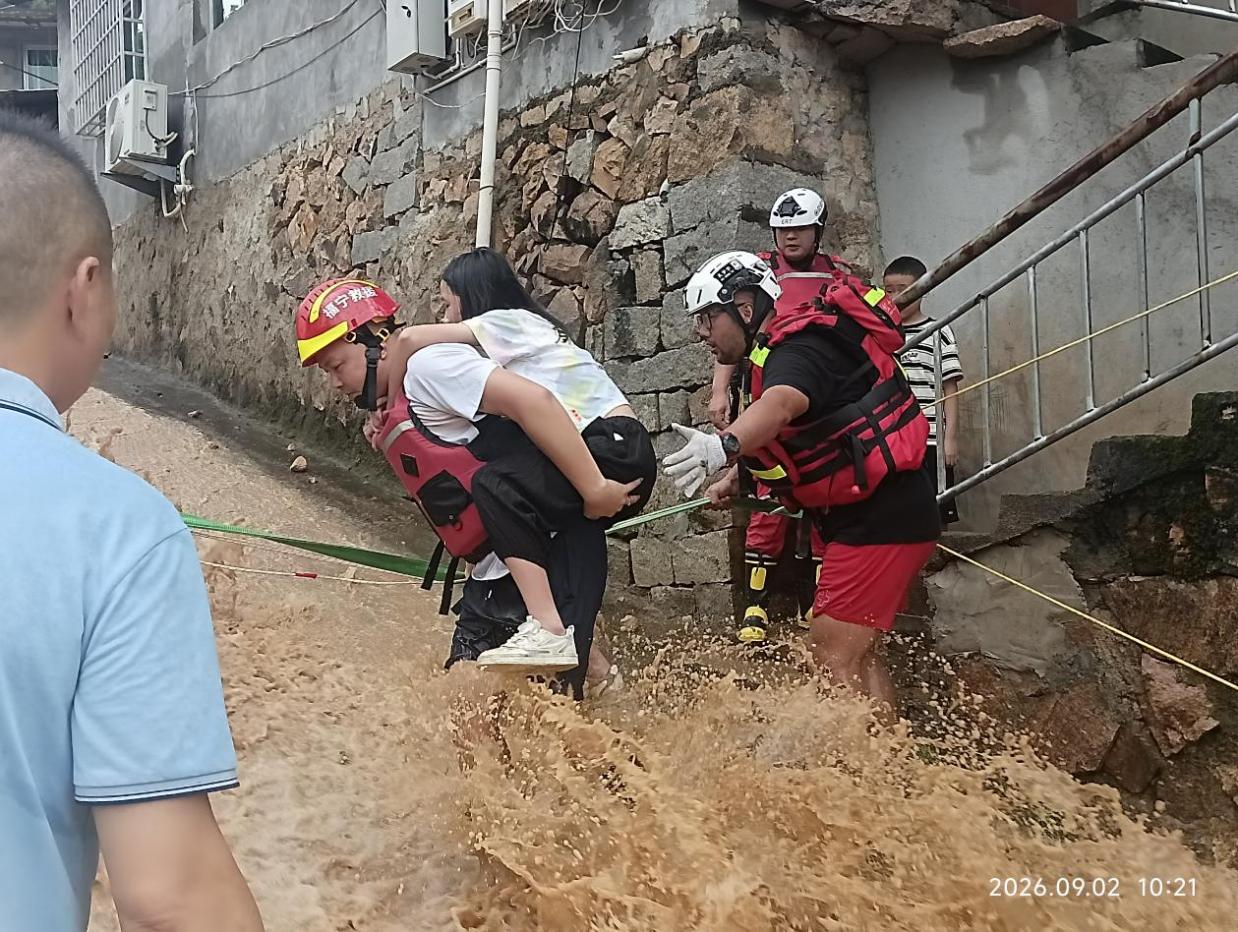 福建霞浦：“沙德尔”引发山洪  红十字救援队紧急转移群众