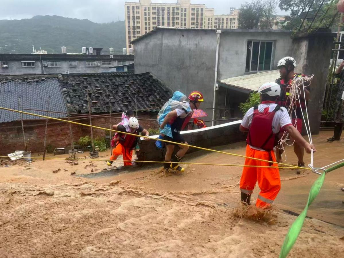 福建霞浦：“沙德尔”引发山洪  红十字救援队紧急转移群众