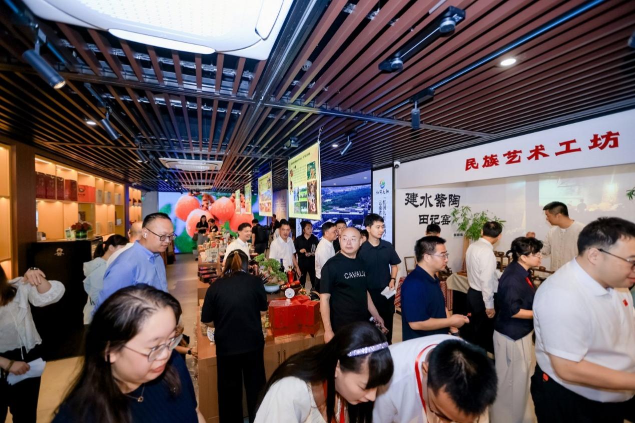云南省红河哈尼族彝族自治州全国民族团结进步示范区建设成果展暨“红河九红”系列产品宣介活动在北京举办