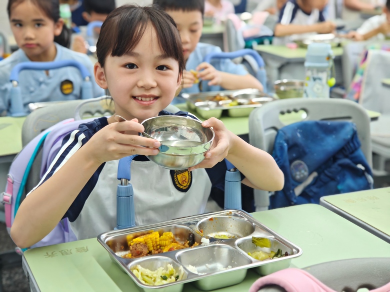 美好教育看得见|告别自带饭盒 重庆市渝中区中小学统一为学生提供餐具