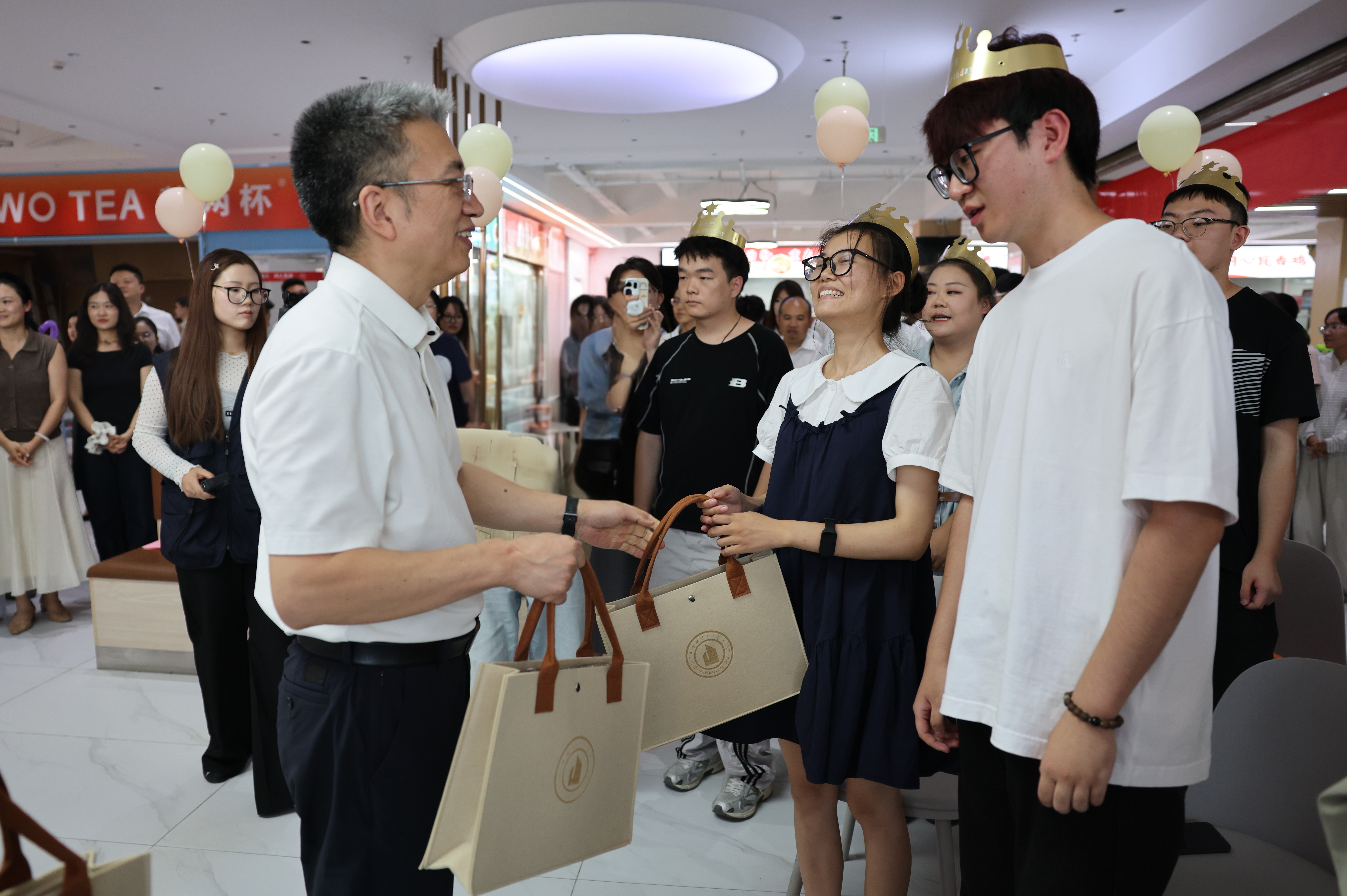 大学第一个生日,兰理工和你一起过! 大学第一个生日,兰理工和你一起过!