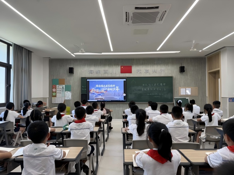徒步打卡、红歌传唱 重庆市两江新区开学第一课这样传承长征精神