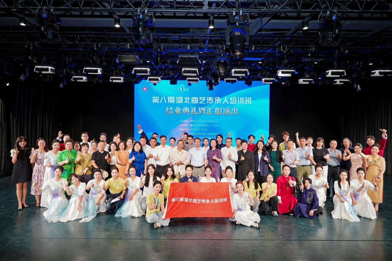 第八期湖北曲艺传承人培训班在江汉大学结业 0领导合照