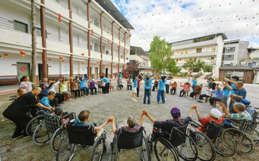 重医学子深入基层一线，把健康服务送到田间地头