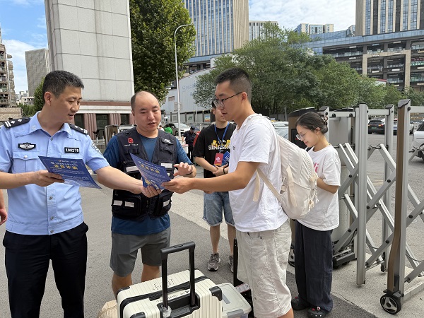 “开学第一课”警彩纷呈 重庆警方硬核守护高校新生