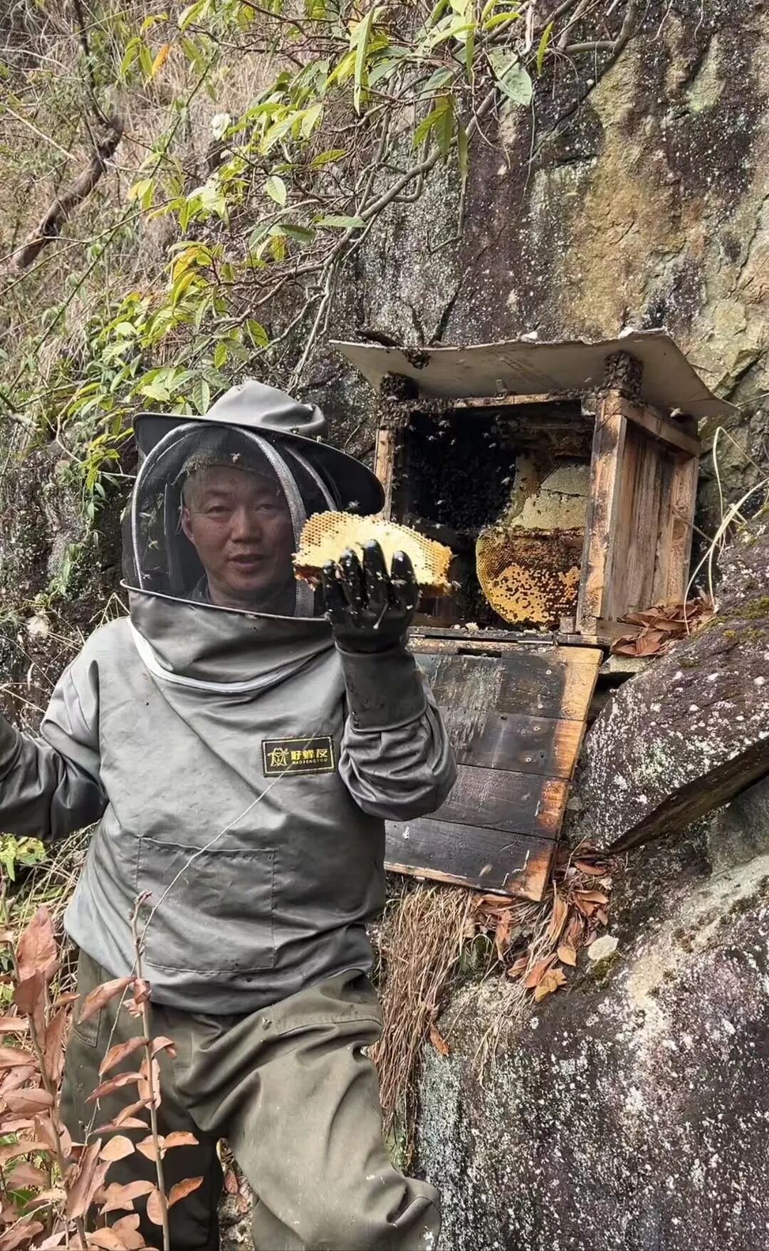 意外走红!丽水44岁公交师傅候车时在街头起舞,一句“生活总要找点糖吃”戳中很多人
