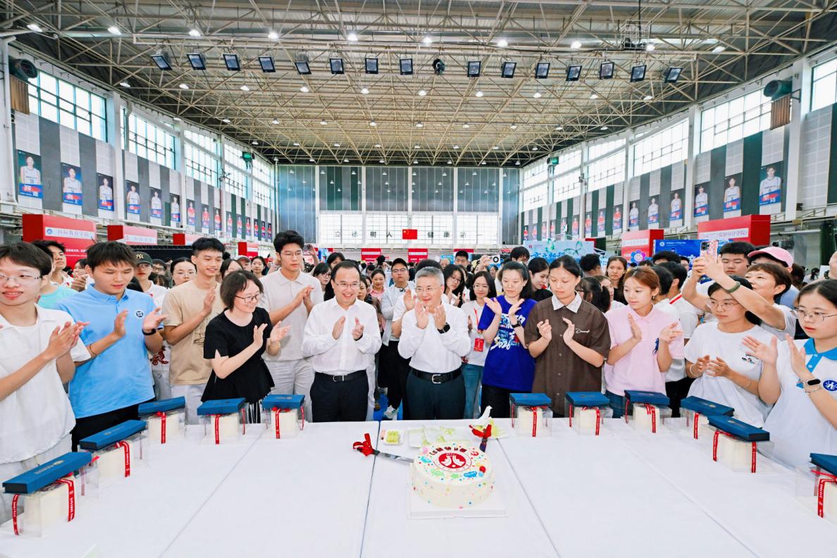 校园初体验拉满仪式感！西南政法大学用温情迎接报到新生