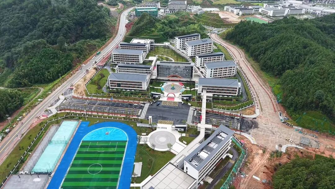 当大学“下沉”到县城,一列动车装下了什么?