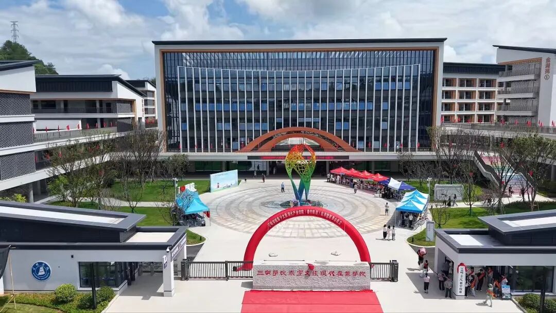 当大学“下沉”到县城,一列动车装下了什么?