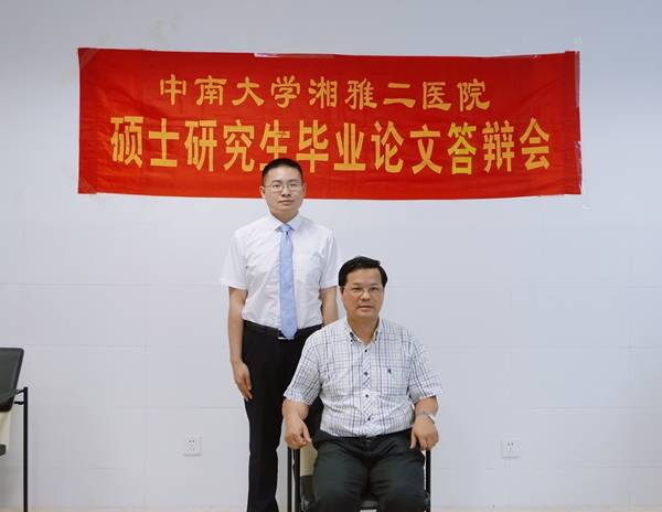 党西强教授与重回医院的小刘医生合影