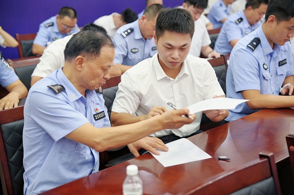 教师节前的特殊拜师：重庆荣昌24名新警签约结对