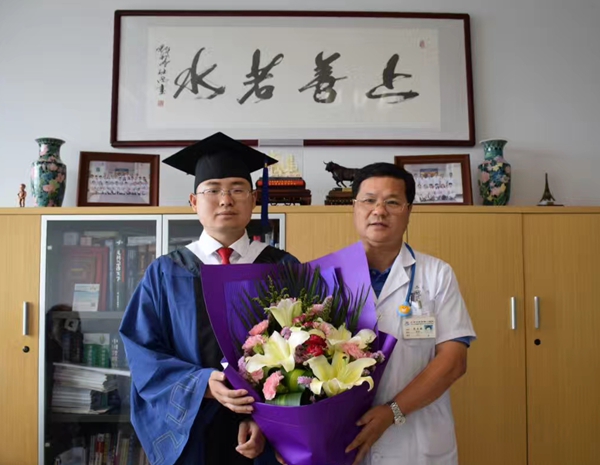 党西强教授与重回医院的小刘医生合影