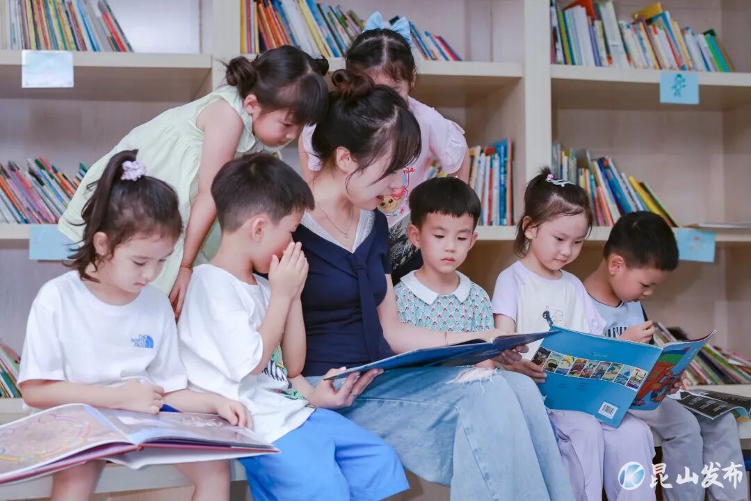 9月9日 群（教育 机器人）在第41个教师节来临之际，绣衣幼儿园举办“以教育家精神铸魂强师，谱写学前教育美好华章”为主题的活动。阅览室中，老师们轻声伴读，小萌娃们捧着绘本目不转睛，在书页间探索奇妙世界；大厅内，机器狗成了“明星玩伴”，老师和孩子们围坐一圈， (1).jpg