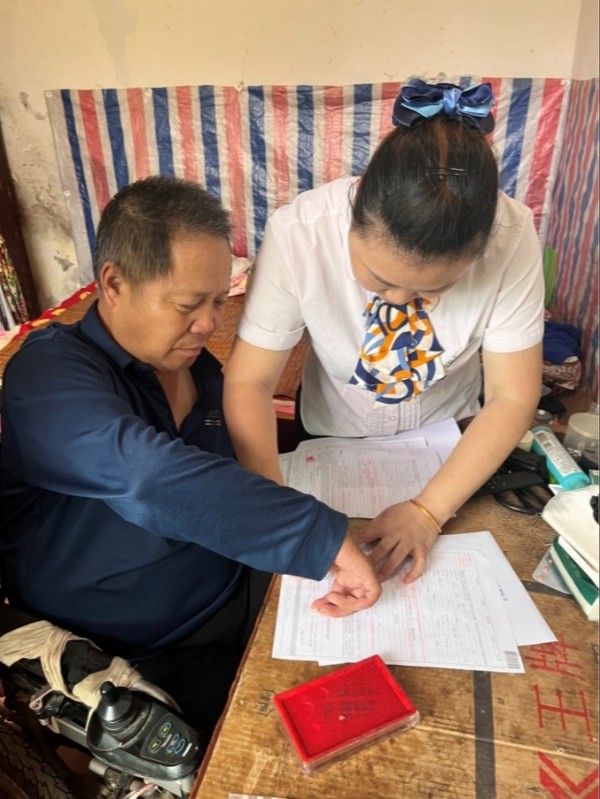 推进金融适老化，中国人寿把“保险柜台”搬到群众家中