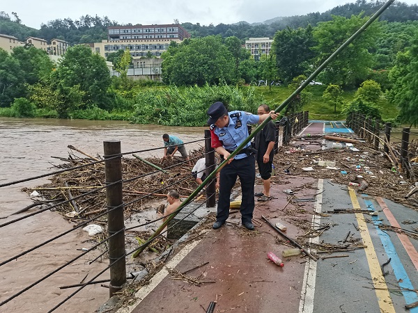 巴渝警像|缙云山间的守山人：赖军四十载青山之约