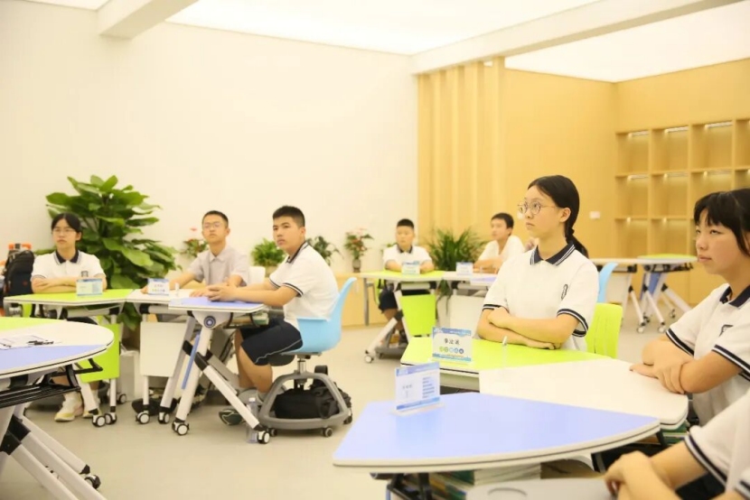 AI时代，重庆这所中学要培养更多能猜想的孩子