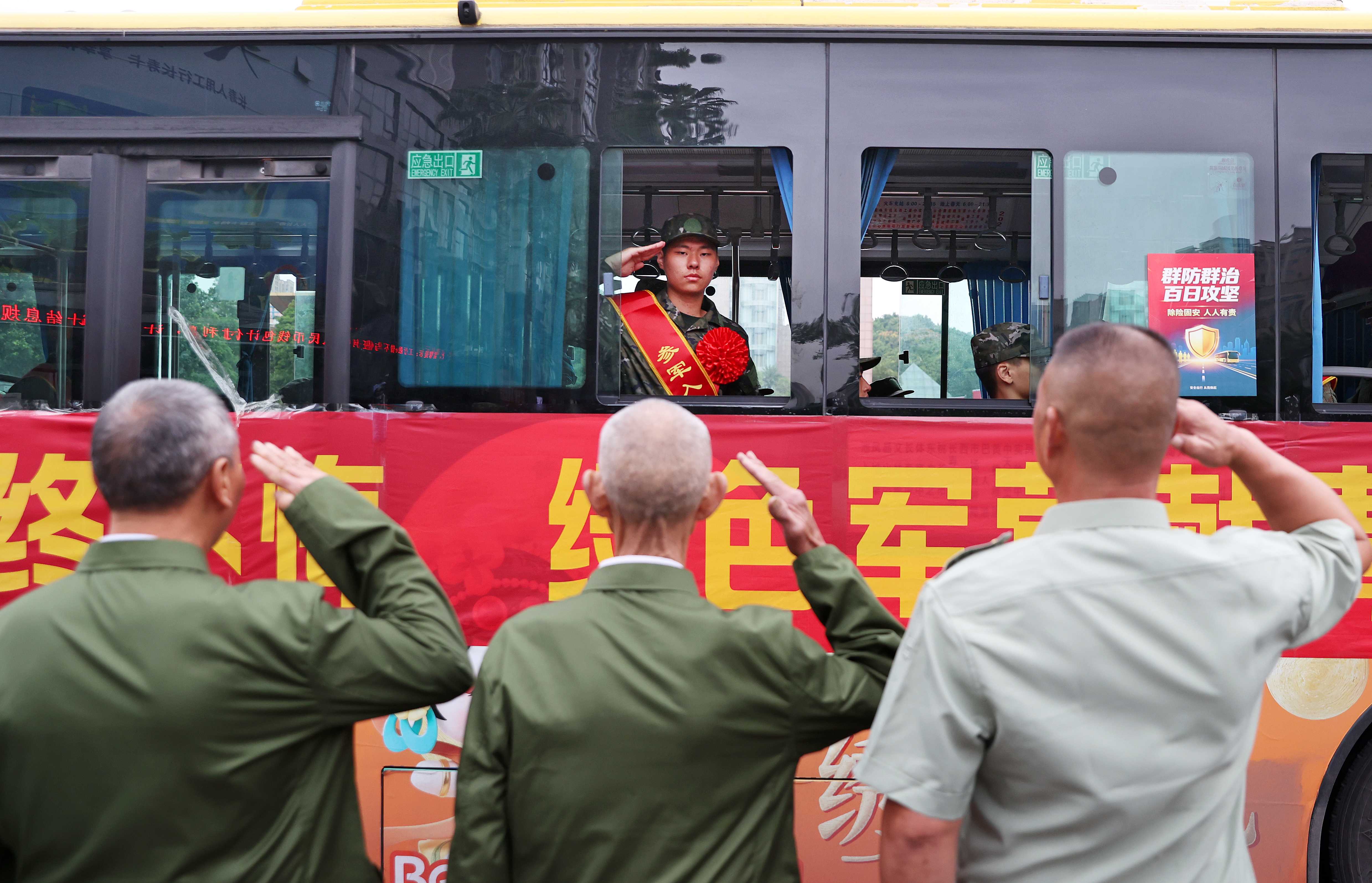 “孙娃子今天要去当兵了，我得早点去送他”