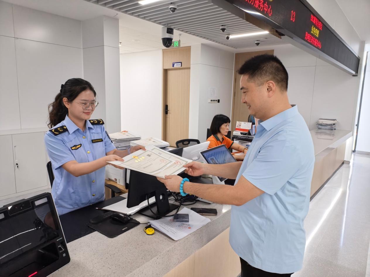福建全省首张加载“企业码”的营业执照在厦门发出