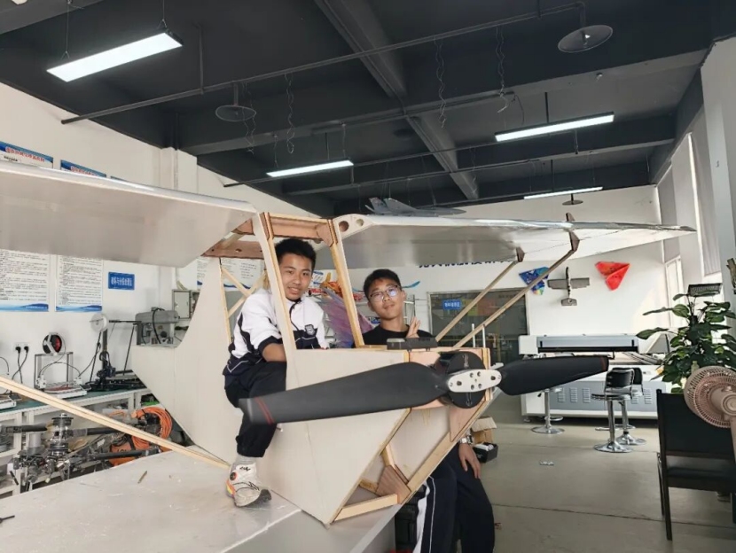 AI时代，重庆这所中学要培养更多能猜想的孩子