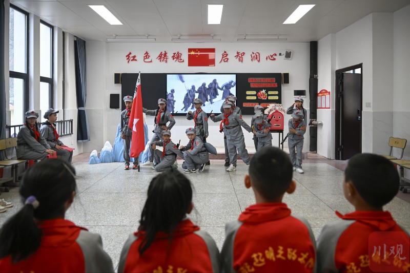 夹金山下传薪火 小小讲解员当好红色国防宣讲员