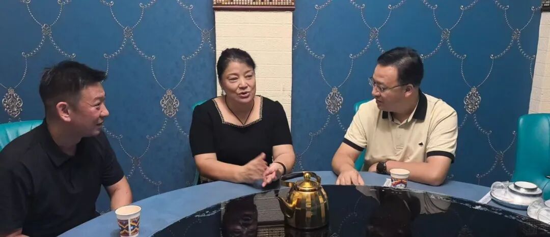 新疆伊犁大姐在广西20余年:从摆摊卖葡萄干到开新疆餐厅,用一盘大盘鸡煮出民族团结情