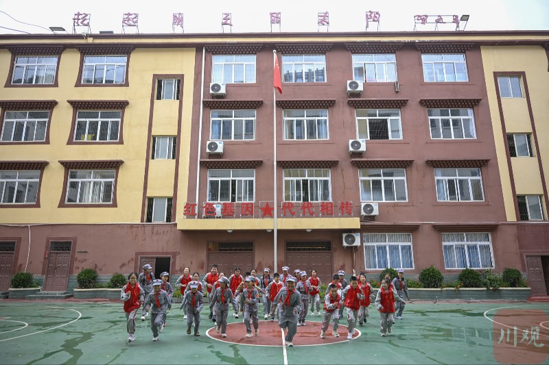 夹金山下传薪火 小小讲解员当好红色国防宣讲员