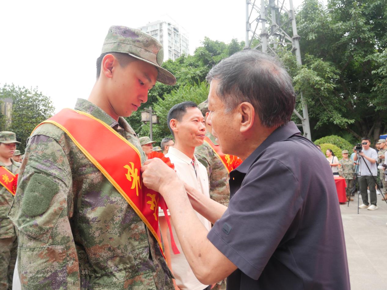 重庆渝中好男儿戎装待发 启程奔赴军营保家卫国