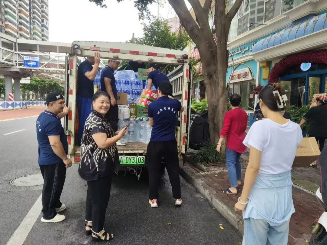 新疆伊犁大姐在广西20余年:从摆摊卖葡萄干到开新疆餐厅,用一盘大盘鸡煮出民族团结情