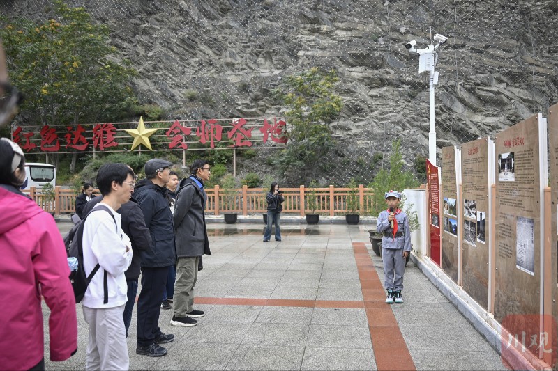 夹金山下传薪火 小小讲解员当好红色国防宣讲员