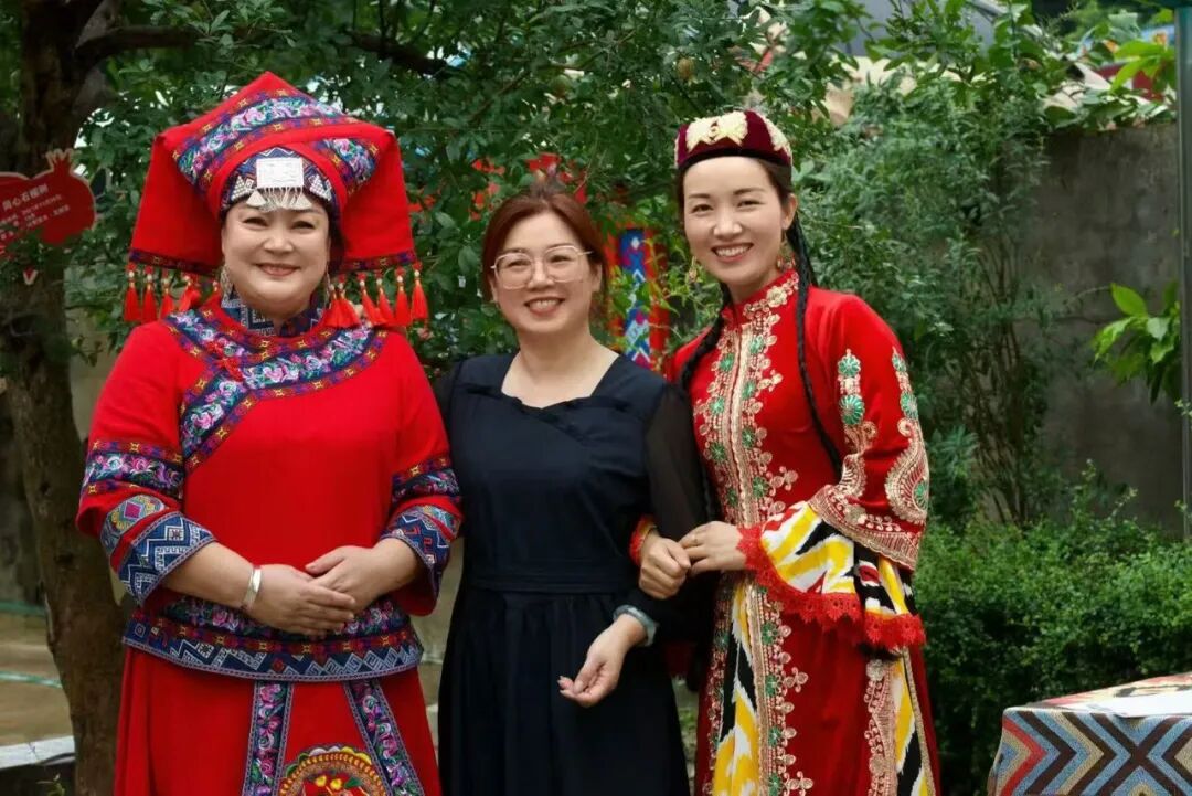 新疆伊犁大姐在广西20余年:从摆摊卖葡萄干到开新疆餐厅,用一盘大盘鸡煮出民族团结情