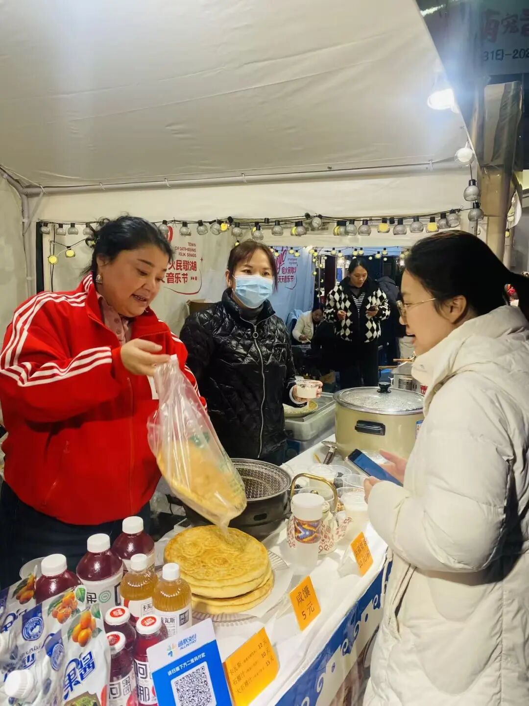 新疆伊犁大姐在广西20余年:从摆摊卖葡萄干到开新疆餐厅,用一盘大盘鸡煮出民族团结情