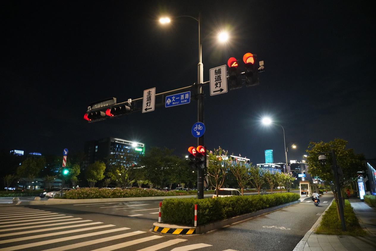 杭州余杭路灯焕新升级惠民生 守护市民夜间出行安全