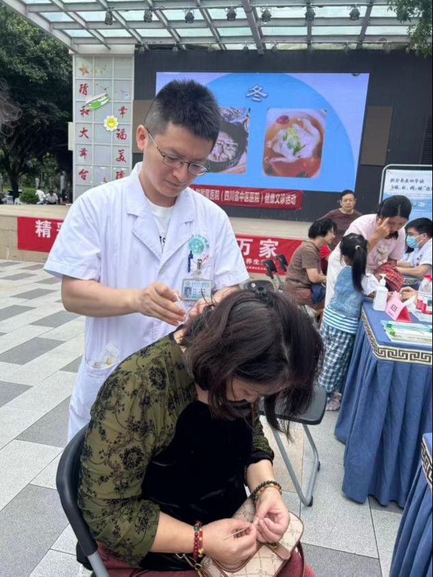 十二载义诊践初心 岐黄路上逐光行——青年中医樊一桦的成长之路 十二载义诊践初心 岐黄路上逐光行——青年中医樊一桦的成长之路