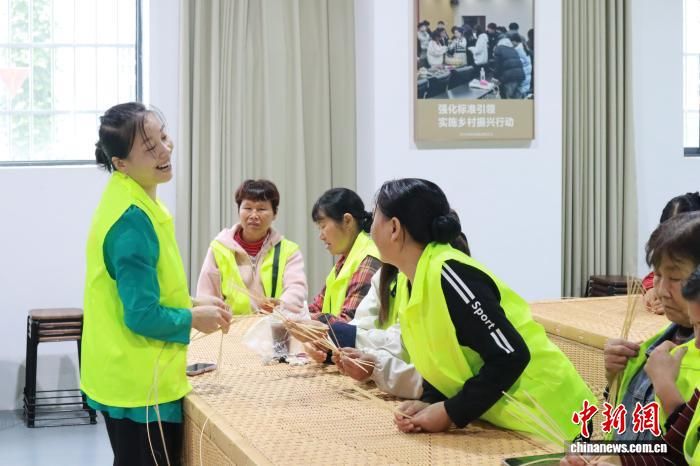 9月21日，汉中市南郑区黄官镇妇女参与藤编技艺培训。　李一璠 摄
